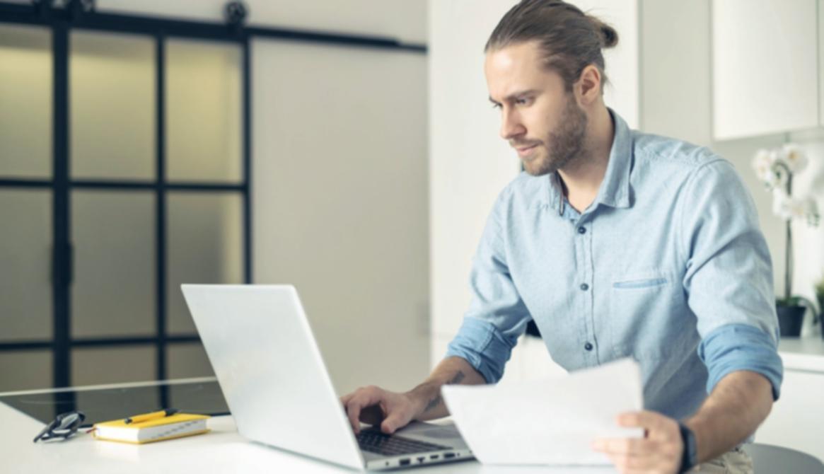 Session de formation collaborative montrant des participants utilisant des outils d'analyse financière sur leurs écrans